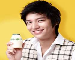 Lee is one of the highest-earning actors who earn over 2.5 million USD just from endorsements. 